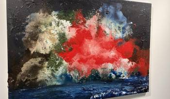 Fotografía de la obra 'Under the Red Sky' -'Bajo el cielo rojo'- (2023) del español Miquel Barceló expuesta en la galería Jorge Mara La Ruche en la feria de Art Basel, el 7 de noviembre de 2013, en Miami Beach, Florida (EE.UU).