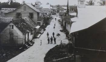 En esta misma calle ocurrió el asalto al cuartel que terminó con la vida de Garza. Imagen tomada en 1895.