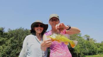 Diana Sharpe y Lauren Chapman con un Sargento (Cichla monoculus) en el Lago Gatún