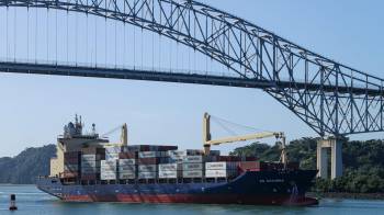 Un barco transita bajo el puente de las Américas.