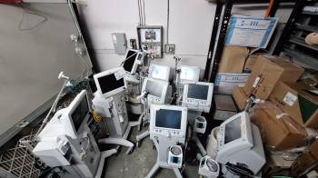 Equipos dañados y abandonado en el hospital de Las Tablas.