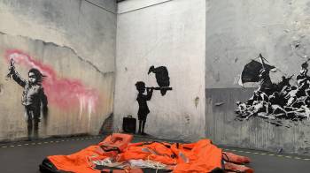 Varias obras del artista Bansky, este 15 de mayo de 2024 en el museo de Banksy, en Nueva York.