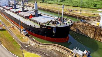 Transito de un barco por las esclusas de Miraflores en el Canal de Panamá.