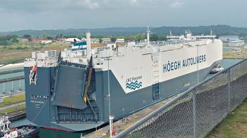 El Tercer Juego de Esclusas inaugurado en 2016 permite el tránsito de buques neopanamax, como el portavehículos Hoegh Aurora, con capacidad de más de 9.000 autos, el 21 de febrero en Agua Clara, Colón.