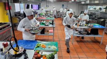 A 75 minutos de iniciada la competencia, los participantes debieron presentar el plato fuerte y a los 90 minutos, el postre.