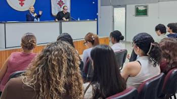 El profesor Daniel Domínguez Z. charla con Roger Durling, director ejecutivo del Festival Internacional de Cine de Santa Bárbara, en la Universidad Santa María La Antigua.