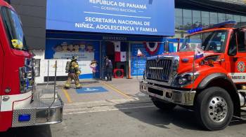 Imágenes captadas muestran a los bomberos ingresando al inmueble para evacuar y socorrer al personal que se encontraba en el lugar.