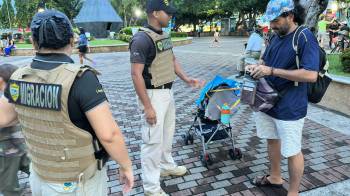 Personal de migración en medio de operativo en la provincia de Chiriquí.