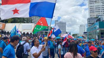 Educadores protestaron contra la ley de la Caja del Seguro Social (CSS) en diversos puntos del país.