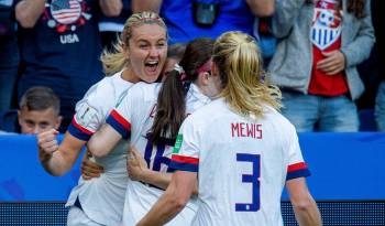 La futbolista estadounidense Lindsey Horan (i).