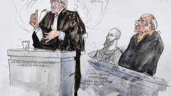Este boceto judicial creado el 22 de mayo de 2025 muestra al acusado, el cirujano francés jubilado Joel Le Scouarnec (derecha), y al abogado Rodolphe Constantino (izquierda), representando a los demandantes de la asociación Enfance et Partage.