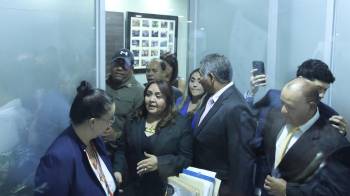 Funcionarios de la Asamblea Nacional se mostraron molestos al enterarse de que no se les iba a pagar su quincena como de costumbre por ACH y que este pago se realizaría por cheques.