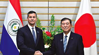 El primer ministro de Japón, Shigeru Ishiba, (Izq.) y el presidente de Paraguay, Santiago Peña, este miércoles en Tokio.