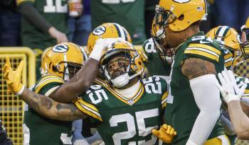 Jugadores de los Green Bay Packers celebrando una anotación.