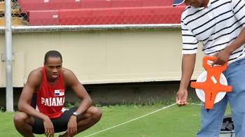 Florencio Aguilar prepara la fosa de salto, mientras es observado por el campeón olímpico y mundial, Irving Saladino.