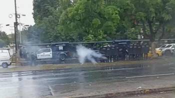 Fotográma del momento en el que la Policía dispara contra los manifestantes y comunicadores