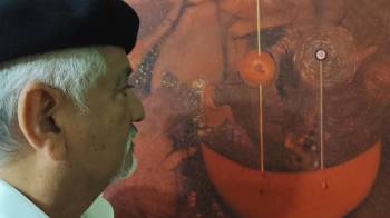 José Zaldívar Duarte frente a una de sus obras.