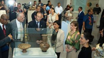 Diferentes ministros observando la exhibición de piezas repatriadas.