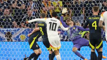 Jamal Musiala fusila para hacer el 2-0 durante el partido inaugural que juegan Alemania y Escocia en Múnich, Alemania.