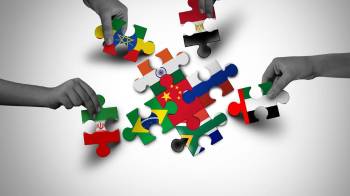 El poder transnacional se encuentra ampliamente disperso entre actores periféricos en ascenso, como India y Arabia Saudita, así como entre corporaciones globales en los sectores financiero, tecnológico y energético.