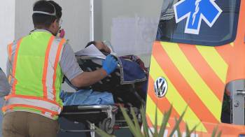 Personal de salud ingresa con un paciente en el Hospital General de la fronteriza Ciudad Juárez hoy, en el estado de Chihuahua (México). Fotografía de archivo.
