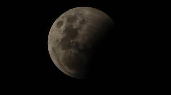 La Tierra proyecta su sombra sobre la Luna y esta pierde poco a poco su brillo blanco.