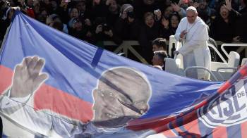 El Papa Francisco saludando a simpatizantes del club argentino San Lorenzo.