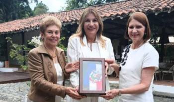 La delegación de las primeras damas y la expresidenta ya recibieron la banda presencial que usará Mulino en la toma de posesión.
