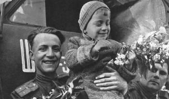 Uno de tales proyectos es el “Regimiento Inmortal” en que personas de habla rusa marchan anualmente en más de 100 países del mundo para rendir homenaje a sus abuelos y bisabuelos que lucharon por nuestra libertad durante la guerra.