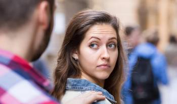 Las víctimas suelen sentirse vulnerables, intimidadas y en ocasiones temerosas de transitar por lugares públicos, afectando la participación igualitaria en la vida pública.