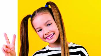 Las colas de caballo, junto a las trenzas, son el dúo perfecto para un peinado fácil y rápido. Haz una trenza delgada de cada lado y sujétalas con una cola de caballo cada una. No te olvides de tapar los elásticos para que se vea más profesional.