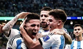 Enzo Fernández (i.) y Julián Álvarez (d.) celebrando un gol durante la Copa Mundial Catar 2022.