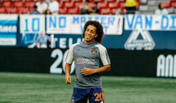 Adalberto Carrasquilla durante el calentamiento con el Houston Dynamo.