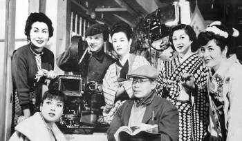 Kenji Mizoguchi acompañado de su equipo de trabajo y elenco.