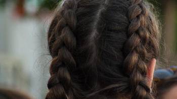 Una resolución del Meduca prohíbe discriminar a los estudiantes por su corte de pelo.