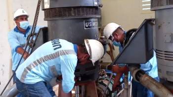 Trabajadores del Idaan realizan trabajo en la planta potabilizadora de Chame.
