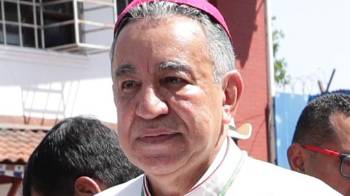 Monseñor José Domingo Ulloa lidero, este Viernes Santos, un viacrusis en Calidonia.