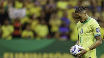 Raphinha se dispone a cobrar una falta a favor de Brasil. Talentoso con la pelota en los pies, pecó de arrogancia en sus palabras ante Argentina.
