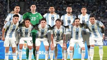 La selección de Argentina durante un partido contra Uruguay.