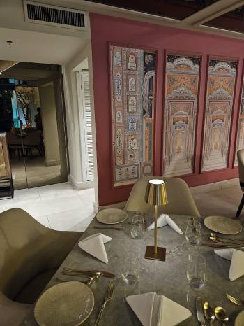 La decoración es elegante, con toques tradicionales.