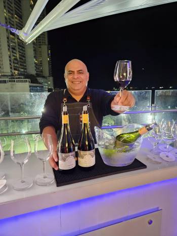 Los vinos de la línea Floresta refrescaron la noche en la terraza.
