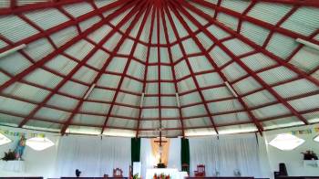 Interior de la iglesia católica de Coclesito. Al fondo, tras las cortinas, se encuentran el mural donde aparece Omar Torrijos.