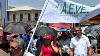 Maestros protestaron contra la ley que reforma la Caja de Seguro Social.