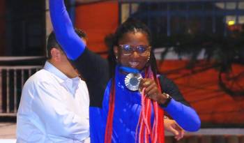 Atheyna Bylon celebrando su medalla de plata obtenida en París 2024.