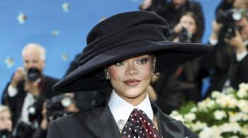 La cantante Rihanna posa en la alfombra roja de la Met Gala 2025.