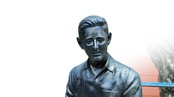 Fotografía de una escultura dedicada al poeta salvadoreño Roque Dalton.