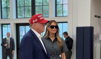 El expresidente de Estados Unidos y candidato republicano, Donald Trump, junto a su esposa, Melania Trump.