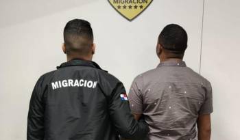 Momentos en que unidades de Migración retienen a ciudadano con antecedentes penales y con alerta de Interpol
