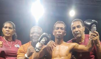 El púgil colombiano Héctor Alarcón luce la faja de campeón Fedecentro gallo de la Asociación Mundial de Boxeo (AMB).