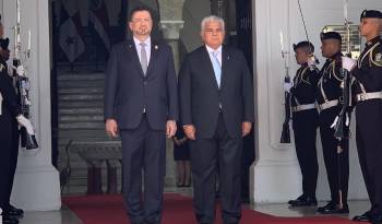 Rodrigo Chaves, presidente de Costa Rica (i.) junto a José Raúl Mulino, presidente de Panamá (d.).
